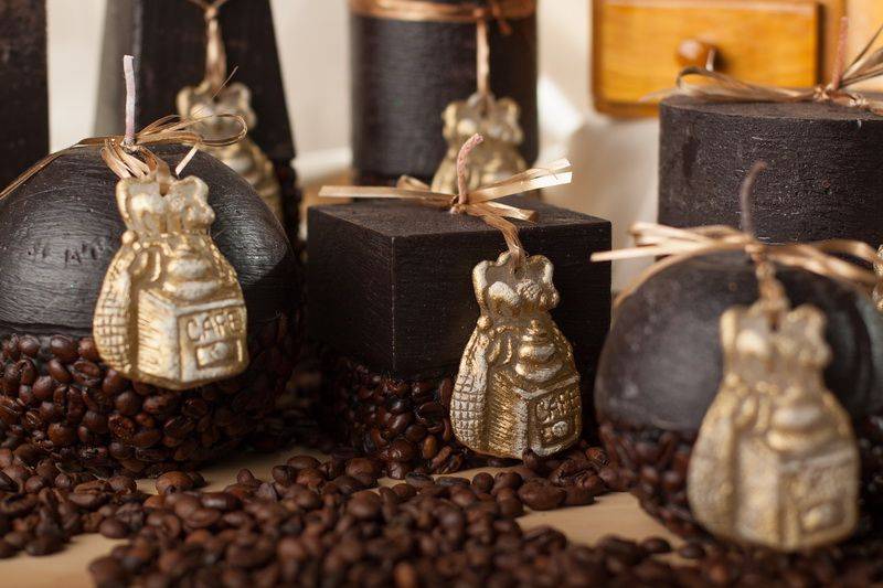 bougie-noir-forme-pyramide-parfum-cafe-32cm-cleomance